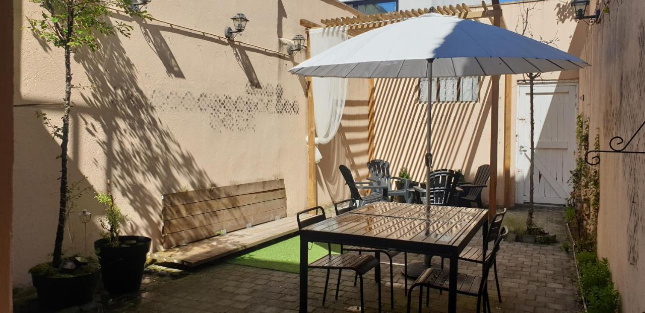 Le Patio Belle Maison En Plein Centre Ville, Avec Grande Terrasse Au Calme Бастонь Экстерьер фото